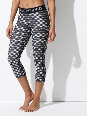 🔥$10 FINAL PRICE🔥 Nike Run Fast Live Fearless Crop Capri Leggings Black White🧡
